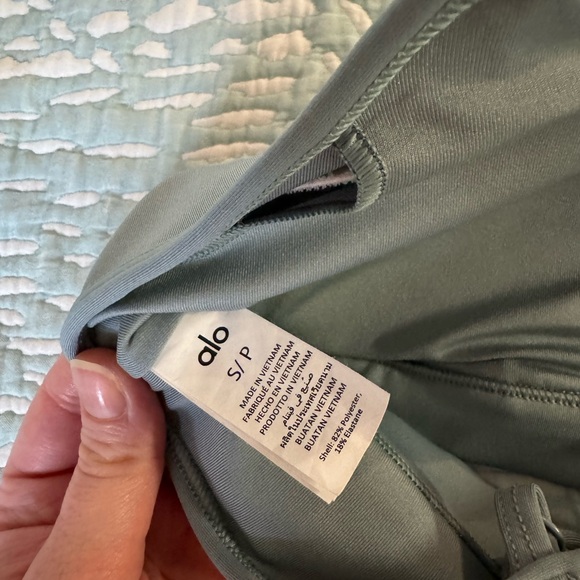 Alo airlift sports bra in cosmic grey - Picture 3 of 3